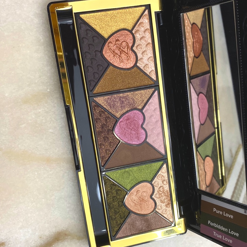 Too faced Love Passionately Pretty Eye shadow palette